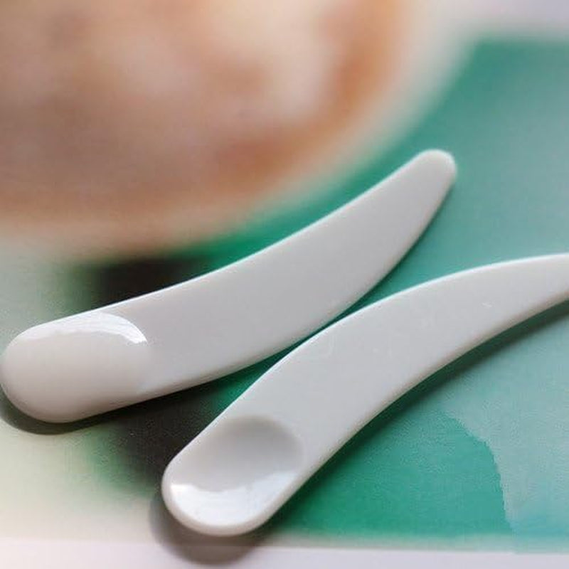100 PCS Mini Curved Cosmetic Scoop Makeup Mask Plastic Spoon (White)
